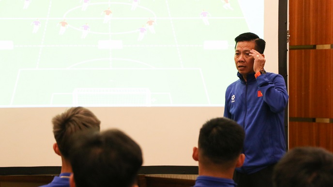 HLV Hoàng Anh Tuấn giải tỏa áp lực tâm lý cho các học trò trước trận giao hữu với U23 Jordan - Ảnh 1
