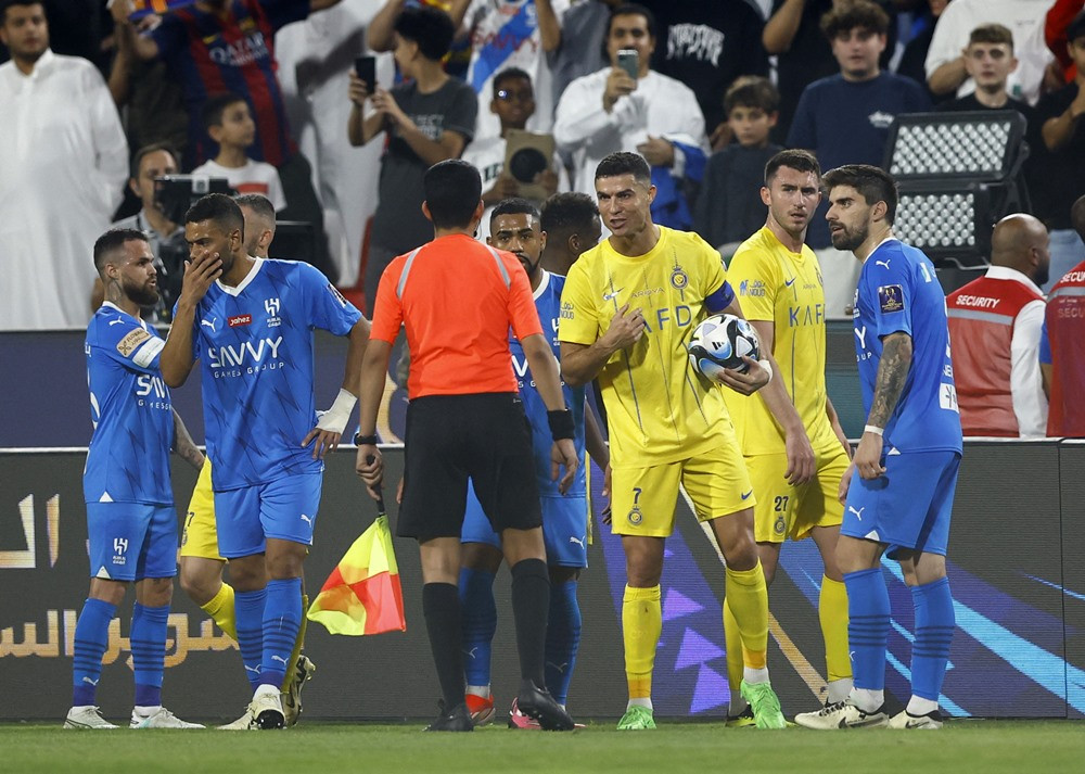 Ronaldo nhận thẻ đỏ, Al Nassr bị loại khỏi Siêu cúp Saudi - Ảnh 1