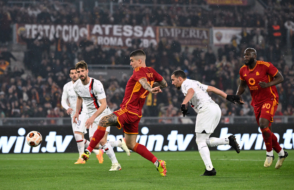 Loại AC Milan, AS Roma gặp Leverkusen ở bán kết Cúp C2 - Ảnh 1