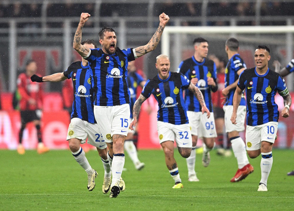 Thắng kịch tính AC Milan, Inter vô địch Serie A sớm  - Ảnh 1