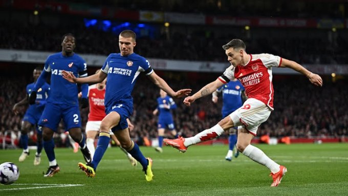 Thắng Chelsea 5 sao, Arsenal trở lại ngôi số 1 Ngoại hạng Anh - Ảnh 1