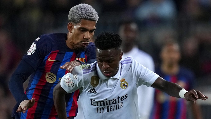 Vinícius 'đá xoáy' Barcelona và Ronald Araújo sau chức vô địch của Real Madrid - Ảnh 1
