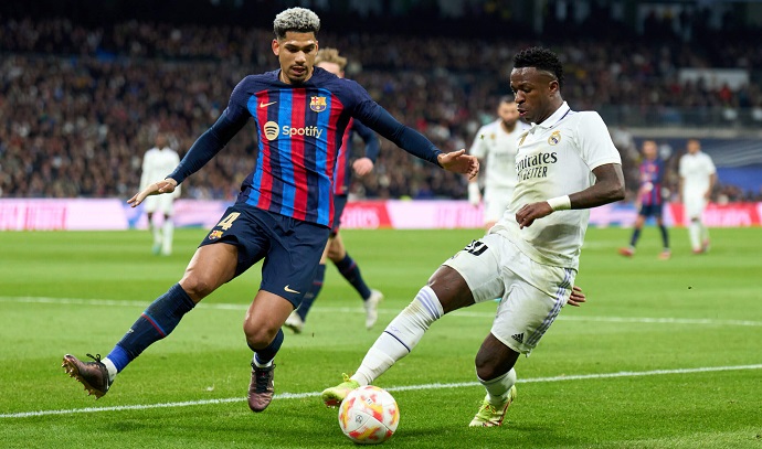 Vinícius 'đá xoáy' Barcelona và Ronald Araújo sau chức vô địch của Real Madrid - Ảnh 2