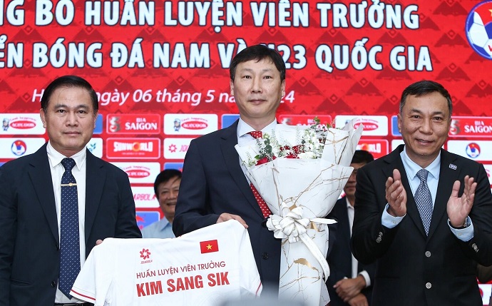 HLV Kim Sang Sik chính thức ký hợp đồng với VFF - Ảnh 1