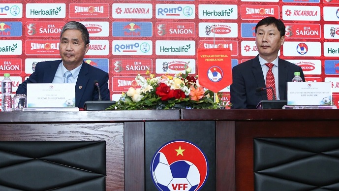 HLV Kim Sang Sik chính thức ký hợp đồng với VFF - Ảnh 2