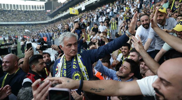 HLV Mourinho ra mắt CLB Fenerbahce, hạng vạn CĐV đến ăn mừng - Ảnh 1