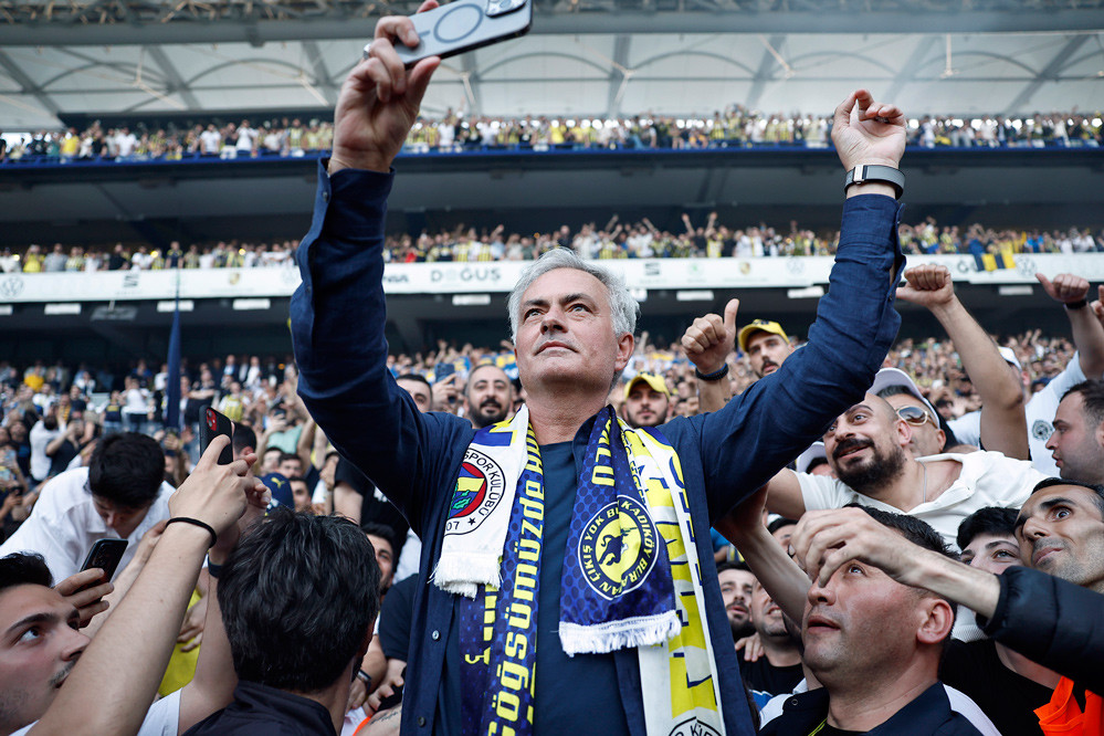HLV Mourinho ra mắt CLB Fenerbahce, hạng vạn CĐV đến ăn mừng - Ảnh 3
