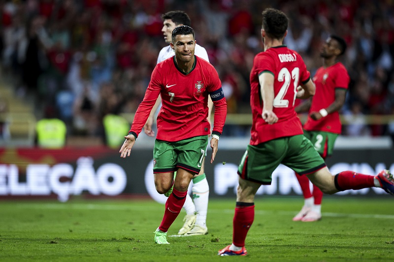 Ronaldo lập cú đúp, Bồ Đào Nha thắng đậm trước thềm Euro 2024 - Ảnh 1