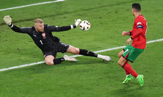 Ronaldo đi vào lịch sử Euro, Bồ Đào Nha ngược dòng kịch tính - Ảnh 1