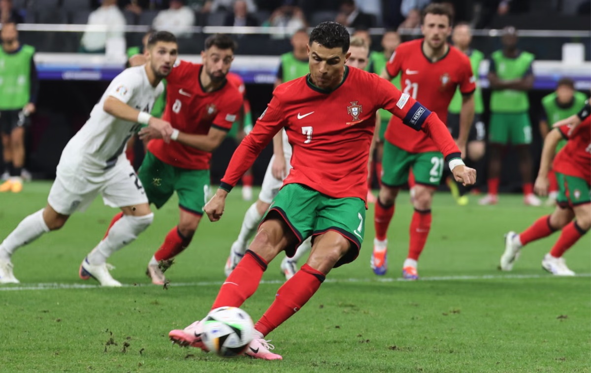 Ronaldo suýt hóa 'tội đồ', Bồ Đào Nha nhọc nhằn vào tứ kết Euro 2024 - Ảnh 1