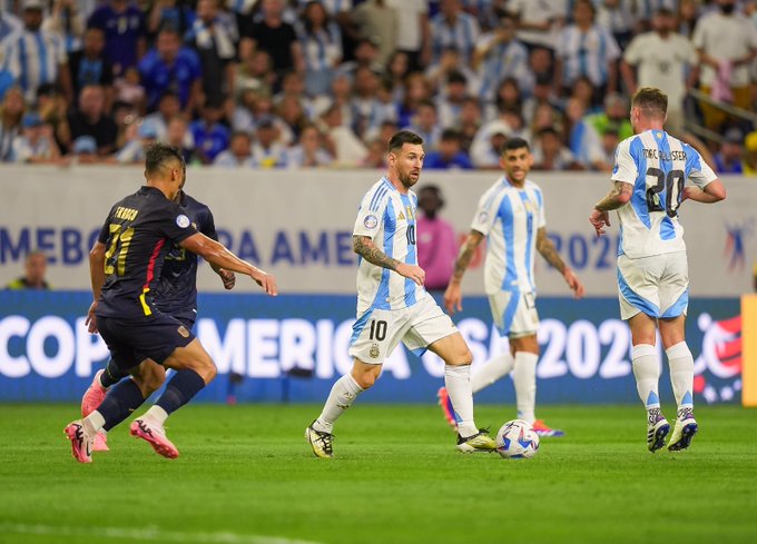 Messi đá hỏng 11 mét, Argentina vẫn vào bán kết Copa America 2024 - Ảnh 1