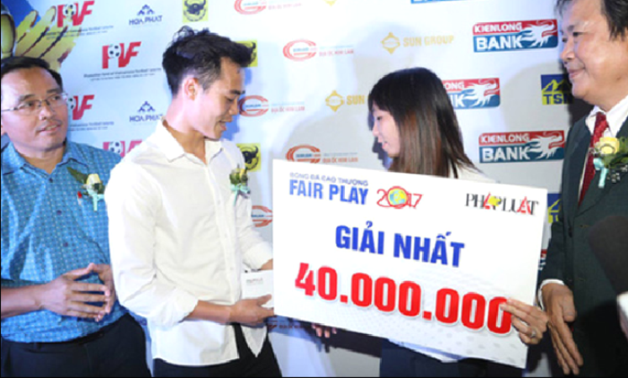Đoạt giải Fair Play 2017, Văn Toàn có cử chỉ khiến triệu fan ngưỡng mộ