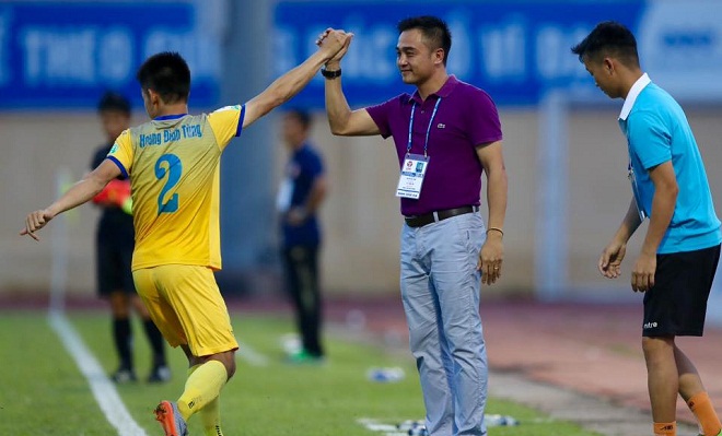 Bị đội bóng cũ cầm hòa ở trận ra mắt, HLV Nguyễn Đức Thắng trách trọng tài