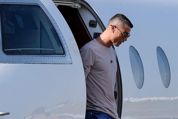 Điểm tin bóng đá chiều nay (16/7): Ronaldo bảnh bao đáp máy bay xuống Turin