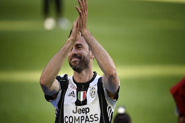 Lão tướng Juventus chính thức giải nghệ