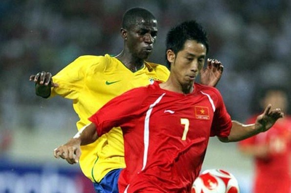 Hai cựu tuyển thủ Việt Nam góp mặt trong đội hình châu Á đấu Tây Ban Nha