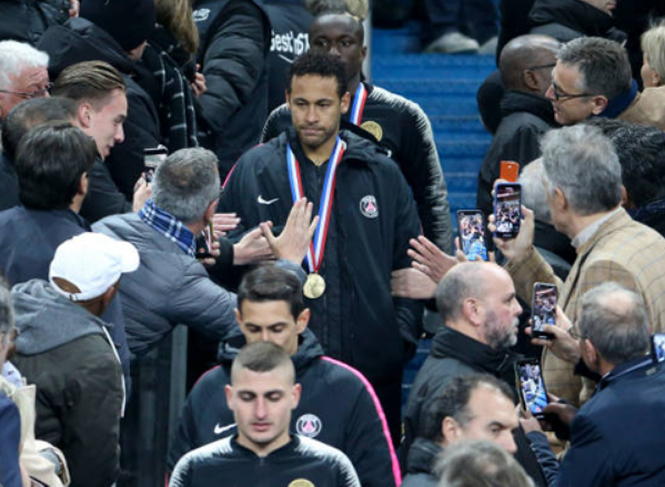 Video Neymar đấm CĐV sau trận thua đau ở chung kết Cúp Liên đoàn Pháp