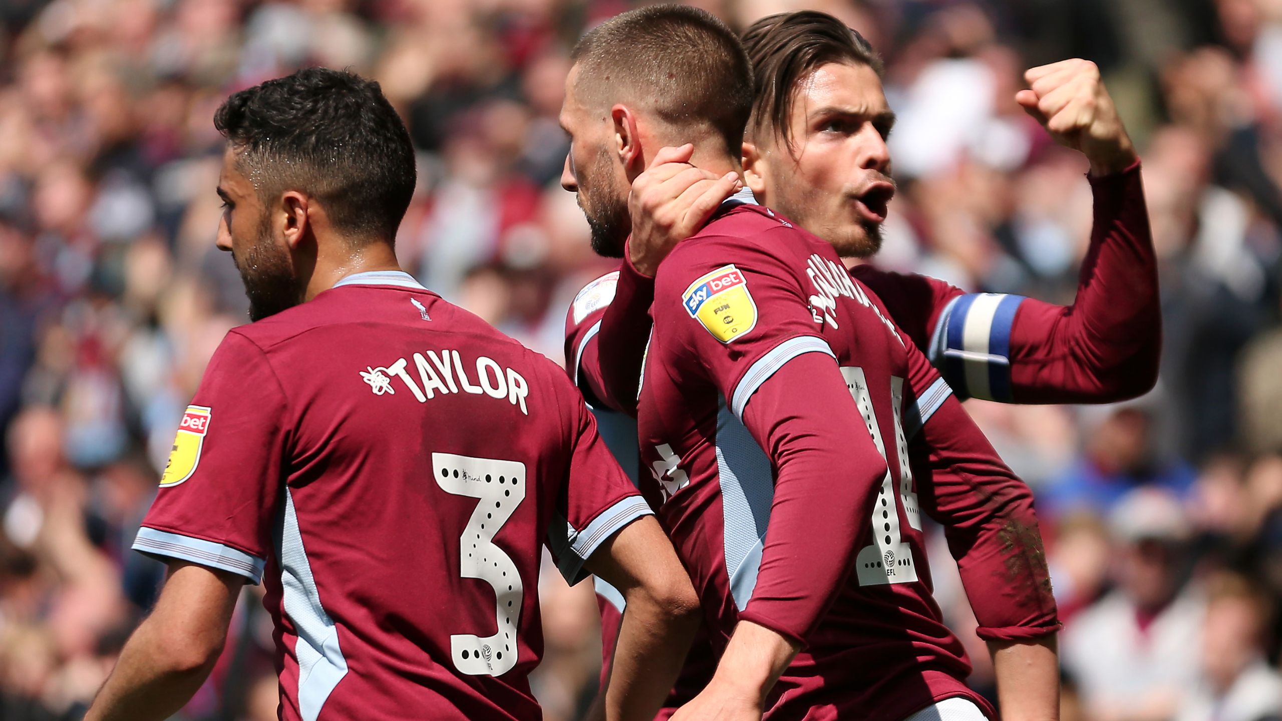 Aston Villa đặt một chân lên hạng Ngoại hạng Anh 2019