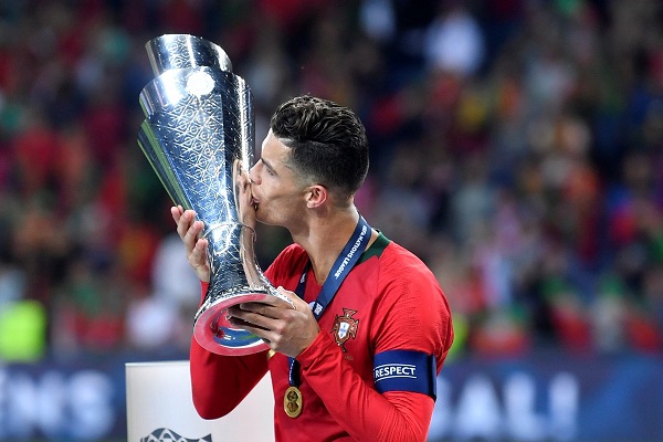 Ronaldo hành động tuyệt vời với fan nhí trước chung kết Nations League 2019