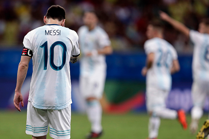 HLV Scaloni: 'Messi chơi tốt, Argentina thua bởi sai lầm và mặt cỏ"