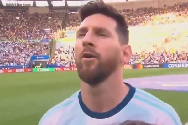 Messi khiến fan bất ngờ khi hát quốc ca Argentina