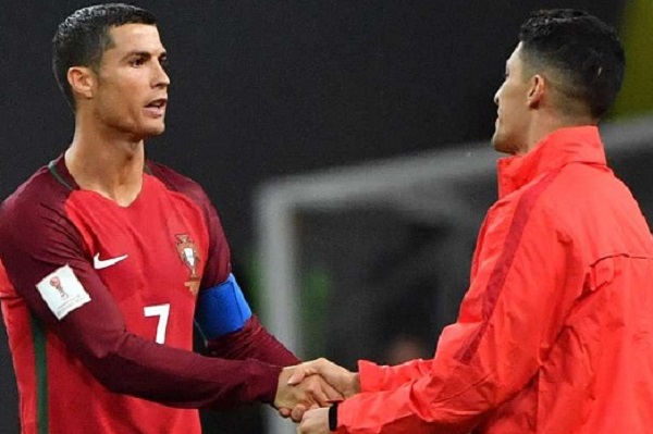 Alexis Sanchez chấp nhận giảm lương để được đá cặp với Cristiano Ronaldo?