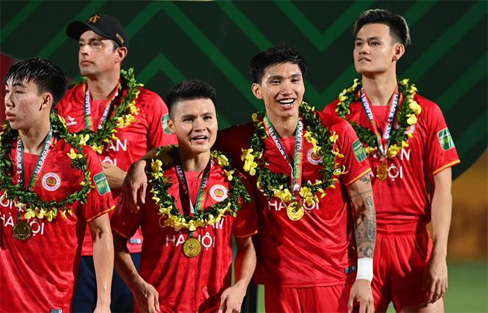 Tin bóng đá Việt Nam hôm nay 28/8: Văn Hậu lập kỷ lục sau chức vô địch V-League
