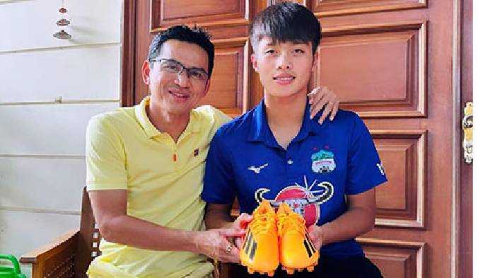 HLV Kiatisak tặng món quà bất ngờ cho 'ngọc quý' U23 Việt Nam
