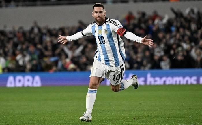 Messi gây sốt với pha làm bàn đẹp mắt trên sân tập cùng Argentina