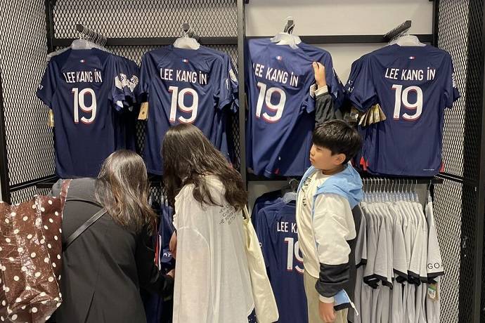 Tiền vệ Hàn Quốc bán được nhiều áo hơn cả Mbappe tại PSG