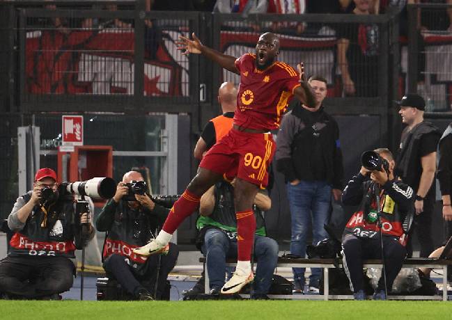 Lukaku lại ghi bàn, AS Roma bất bại tại Europa League