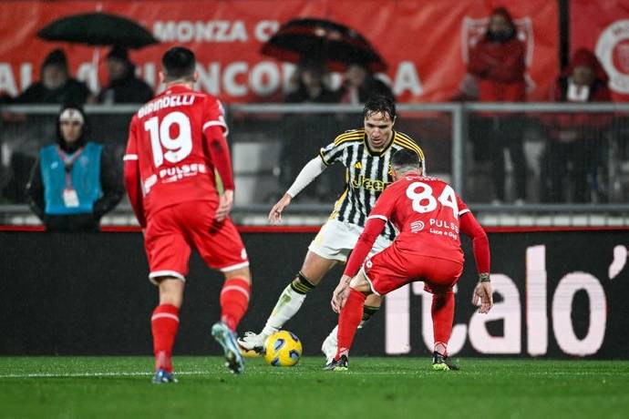 Thắng kịch tính Monza, Juventus chiếm ngôi số 1 Serie A 