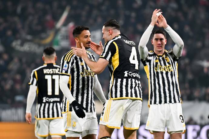 Hạ Napoli, Juventus chiếm ngôi đầu bảng xếp hạng Serie A