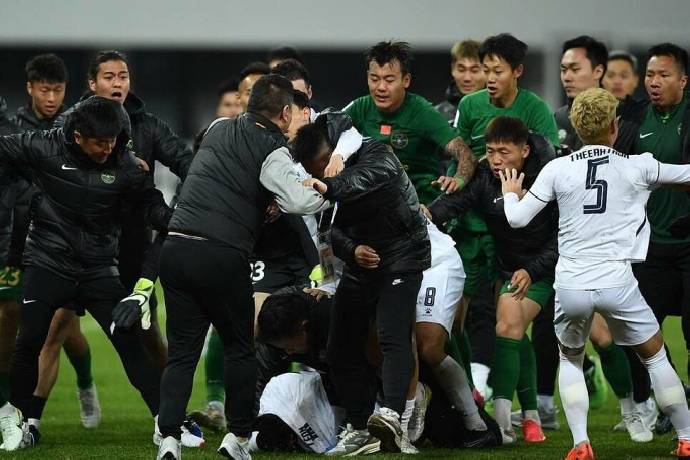 AFC phạt nặng cầu thủ CLB Thái Lan và Trung Quốc sau màn hỗn chiến