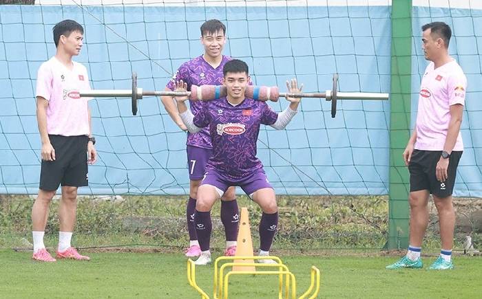 U23 Việt Nam rèn thể lực nặng ngoài trời trước khi lên đường
