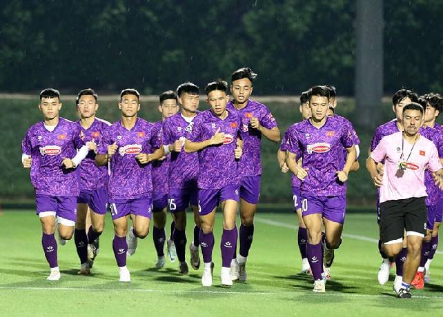 HLV Hoàng Anh Tuấn cho U23 Việt Nam tập luyện lúc "nửa đêm"