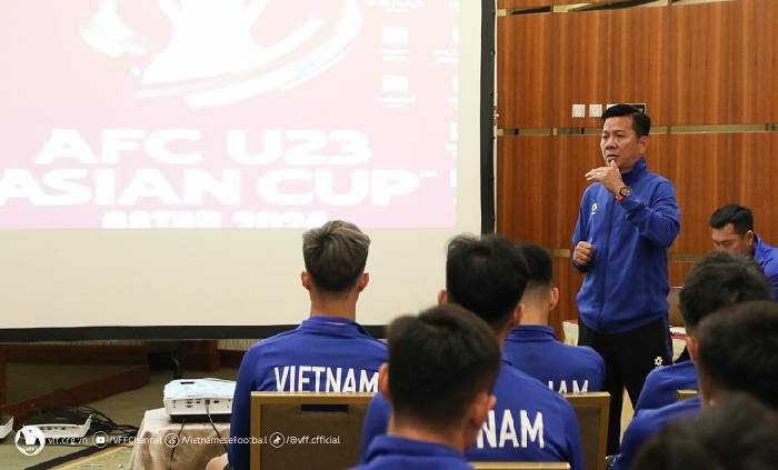 HLV Hoàng Anh Tuấn giải tỏa tâm lý cho các học trò trước trận giao hữu với U23 Jordan