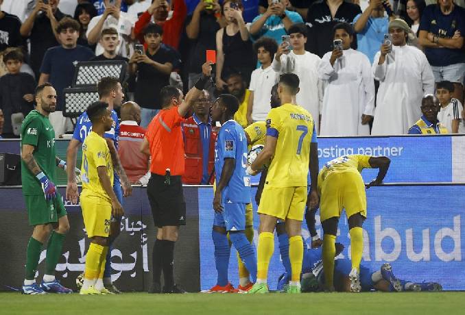 Ronaldo có hành vi xấu với trọng tài, HLV Al Nassr lên tiếng
