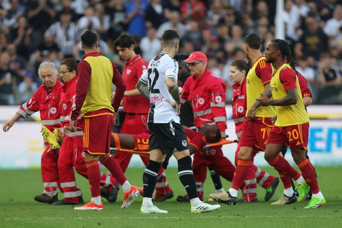 Cầu thủ Roma đổ gục trên sân khiến trận đấu phải hủy bỏ