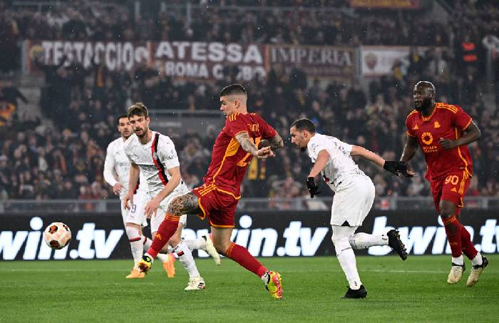 Loại AC Milan, AS Roma gặp Leverkusen ở bán kết Cúp C2