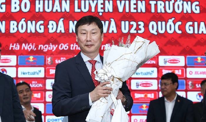 HLV Kim Sang Sik chính thức ký hợp đồng với VFF