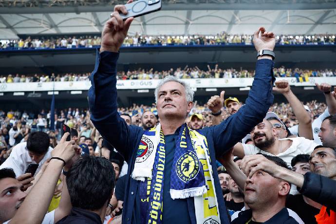 HLV Mourinho ra mắt CLB Fenerbahce, hạng vạn CĐV đến ăn mừng