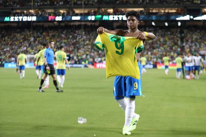 'Thần đồng' thế chỗ Neymar, Brazil rượt đuổi tỷ số với Mexico