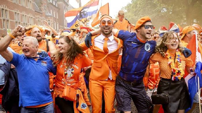 'Cơn lốc màu da cam' thị uy sức mạnh trên đường phố Hamburg trước trận gặp Ba Lan