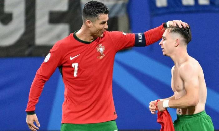 Tin bóng đá Euro hôm nay 19/6: Ronaldo lập kỳ tích Euro ở tuổi 39