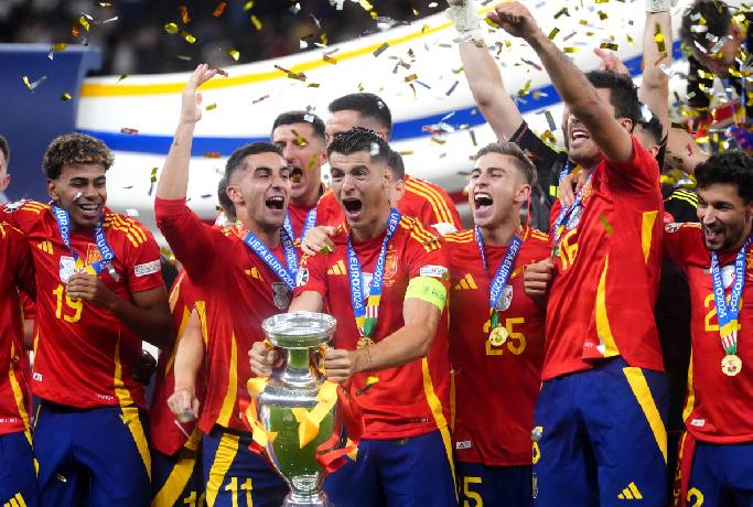 Chùm ảnh: Cầu thủ Tây Ban Nha nâng Cup vô địch Euro 2024
