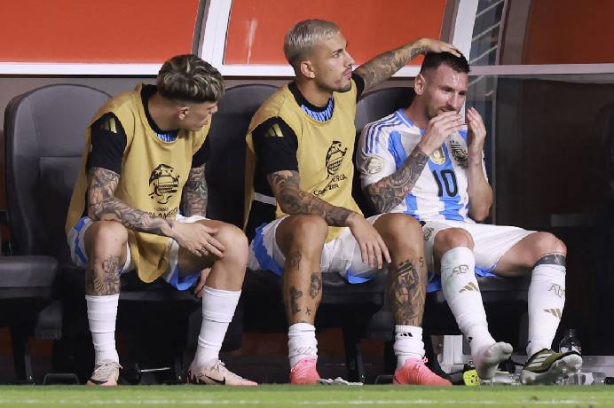 Messi ôm mặt khóc nức nở do phải rời sân sớm ở chung kết Copa America