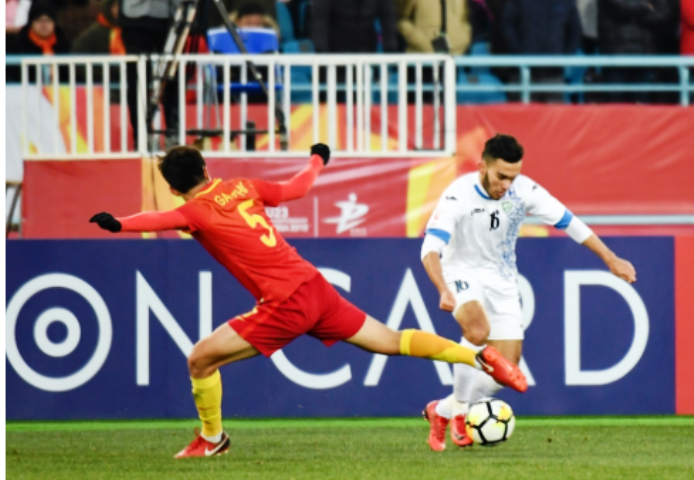 CHOÁNG: Cầu thủ U23 Uzbekistan đá mọi vị trí trên sân kiêm... thủ môn
