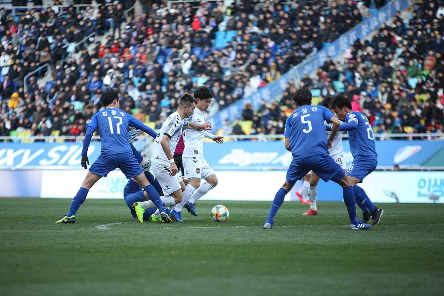 Incheon United thua đau trong lần đầu Công Phượng đá chính