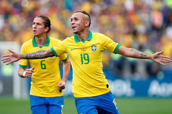 Everton Soares rộng cửa rời Brazil đến Anh sau Copa America 2019